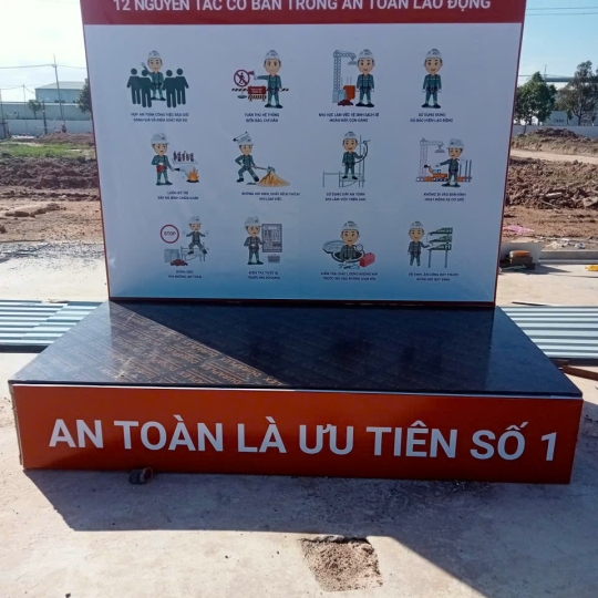 Không Chỉ Là Biển Báo, Đó Là Trách Nhiệm: Sở Hữu Bảng An Toàn Công Trường Rõ Ràng, Giúp Giảm Thiểu Rủi Ro Tối Đa.